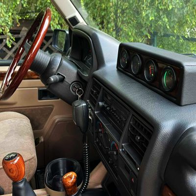 Lisanäidikute raam paigaldatud autosse